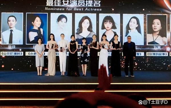 白玉兰荣耀之夜：刘亦菲战袍能干，宋佳白衣封神，群星闲雅